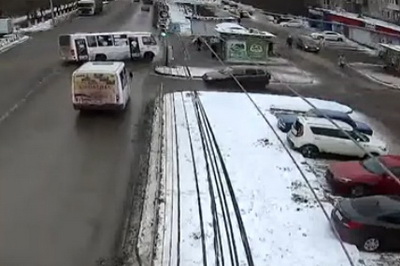 В Рязани на улице Интернациональной автобус чуть не въехал в остановку